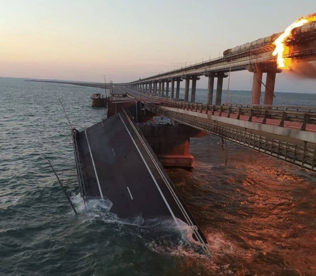 Samedi 8 octobre 2022, une explosion d'une voiture piégée s’est produite sur le pont de Crimée, en Ukraine. Une attaque endommageant gravement le passage qui relie la Russie Ã  la province ukrainienne annexée par Moscou en 2014.