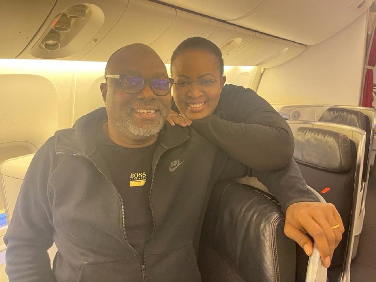 une dame et un homme souriant