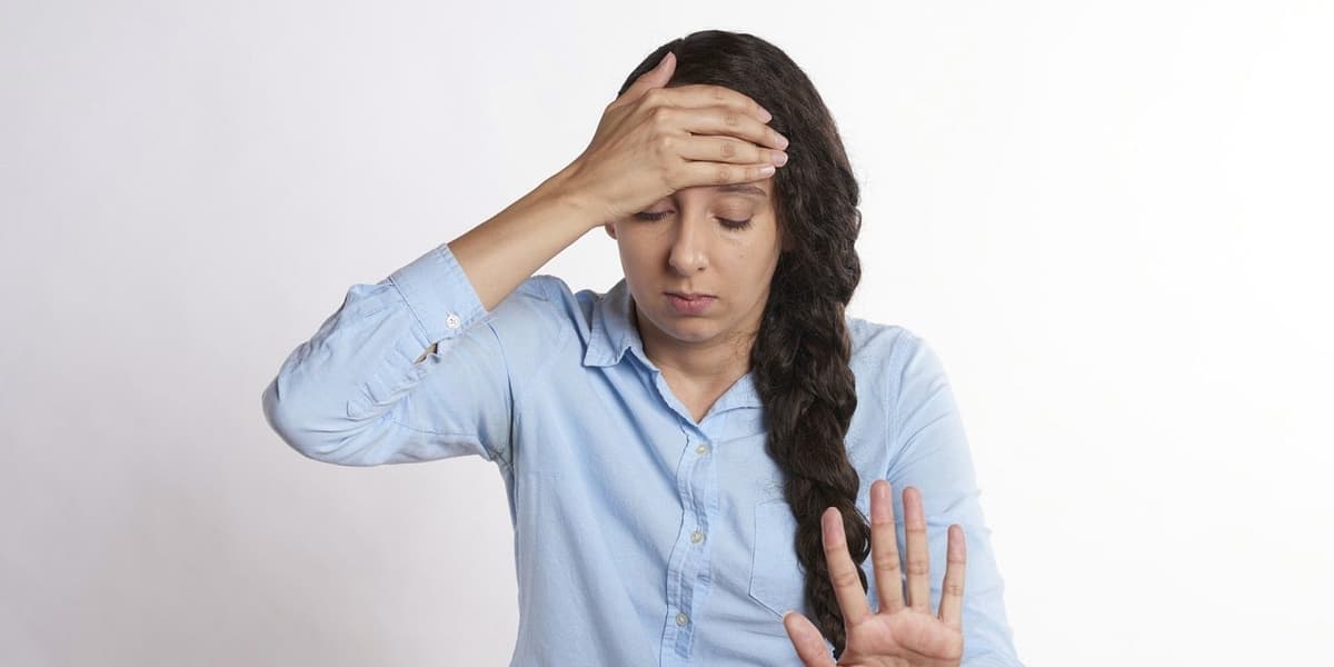 une femme se tenant par la tête