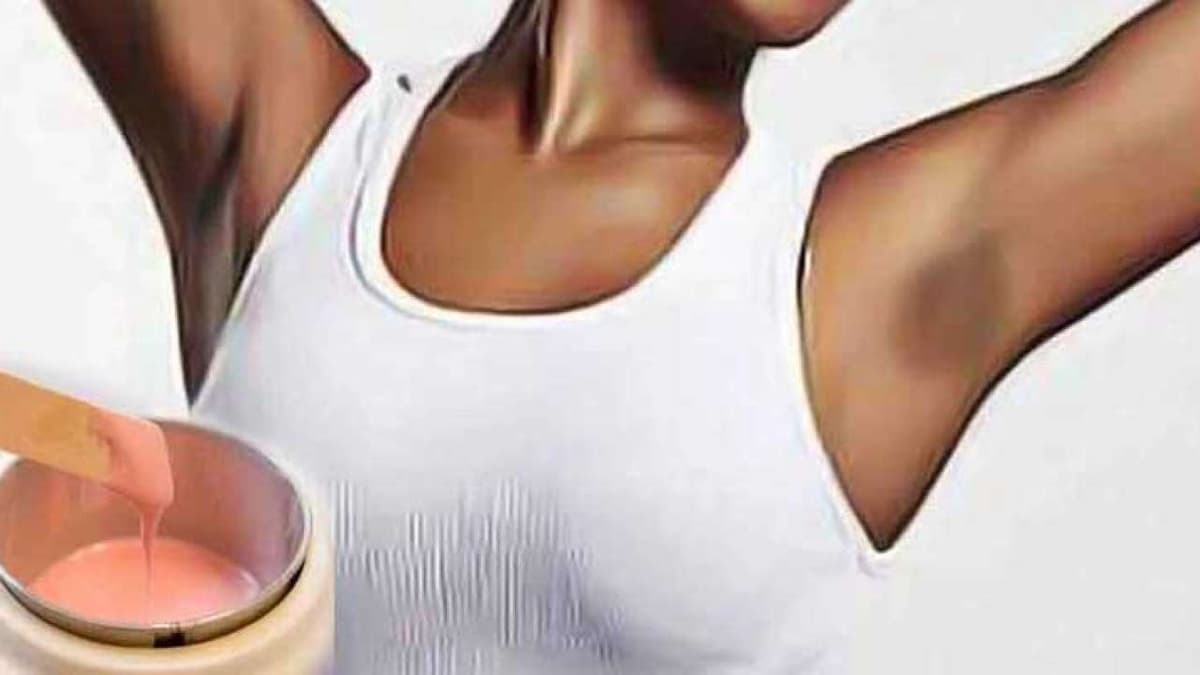 une femme avec des aisselles noires