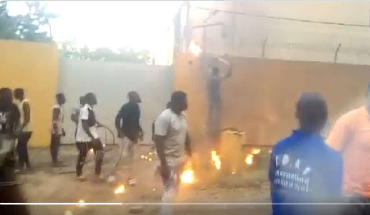 Burkina: situation tendue Ã  Ouagadougou, incendie au niveau de l’Ambassade de France (Vidéo)