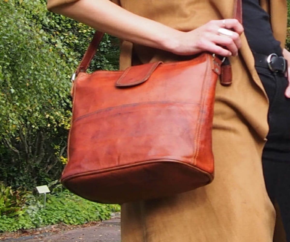 un sac en cuir traditionnel gardé en bandoulière par une femme