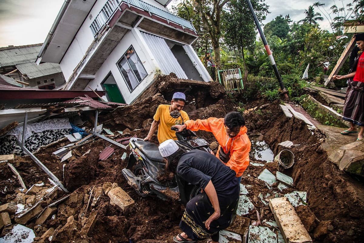 Des villageois récupèrent des objets dans des maisons endommagées par un tremblement de terre de magnitude 5,6 Ã  Cianjur, le 22 novembre 2022.
