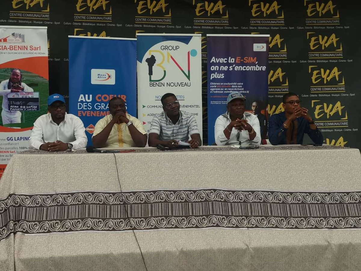 Logo des Bénin Showbiz Awards 2022 avec des éléments graphiques colorés.