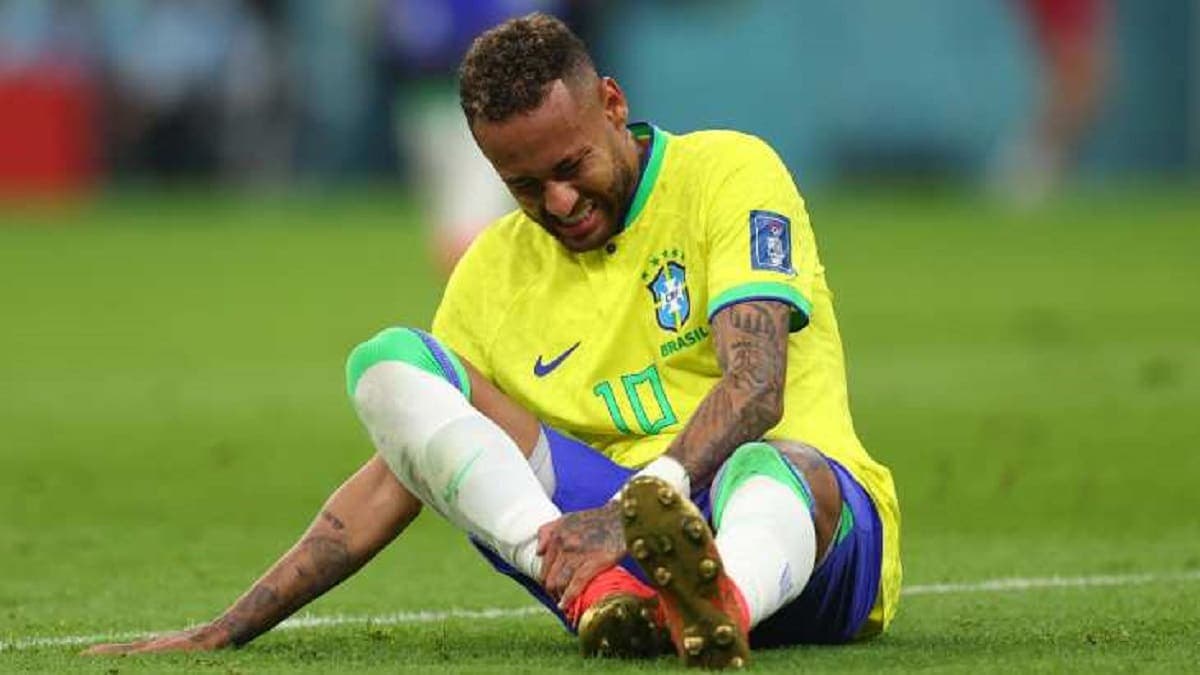 Neymar sort sur blessure lors du Brésil-Serbie Ã  la Coupe du monde
