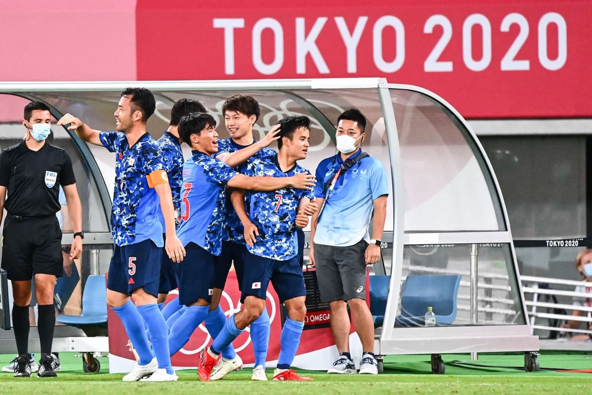 Des joueurs du japon qui célèbrent un but