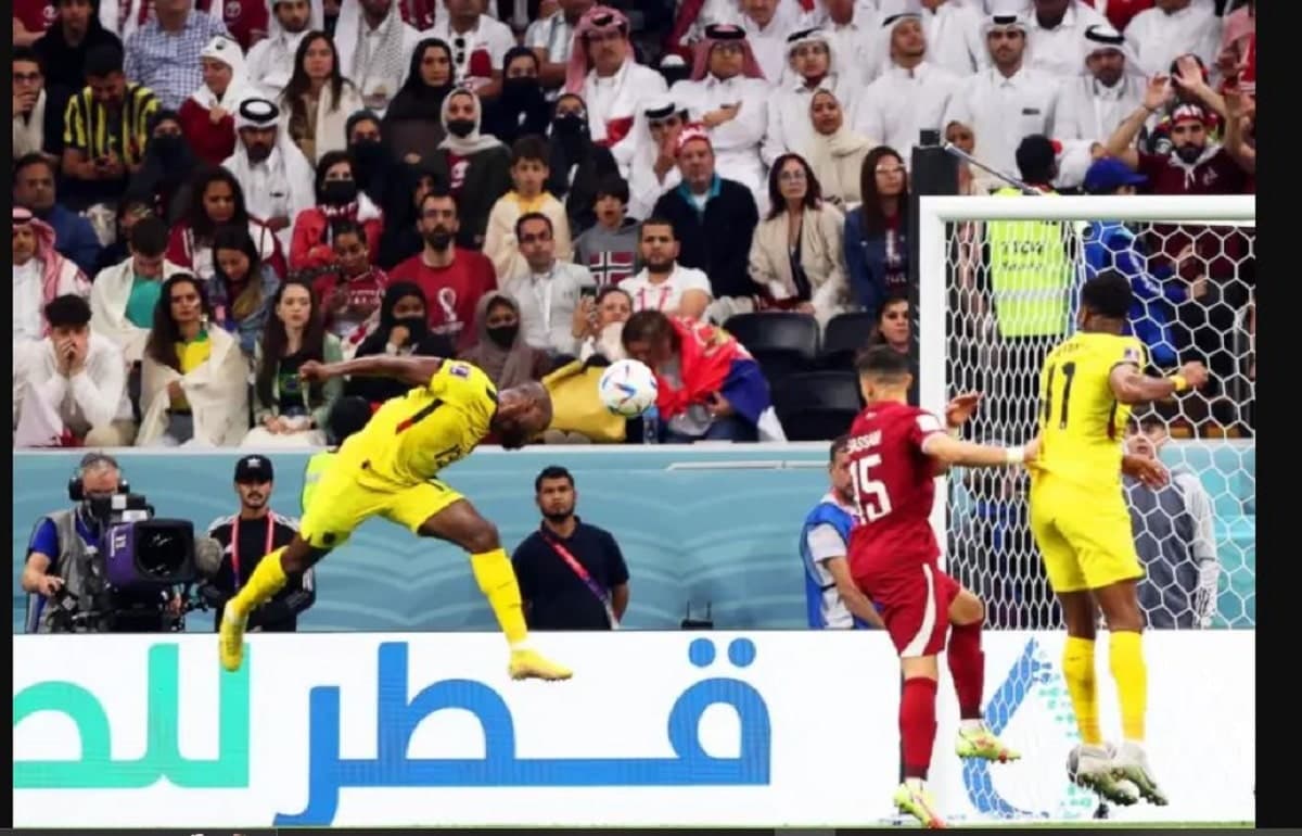 Des joueurs équatoriens et qataris lors du match d'ouverture de la Coupe du monde 2022