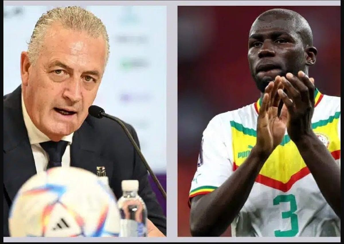 Le sélectionneur de l'Equateur, Gustavo Alfaro, et un jouer sénégalais