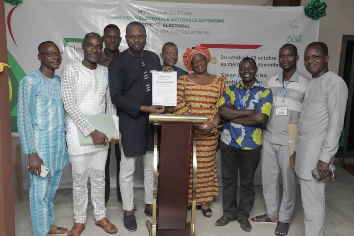 La délégation du parti NFN brandissant fièrement le récépissé provisoire d'enregistrement