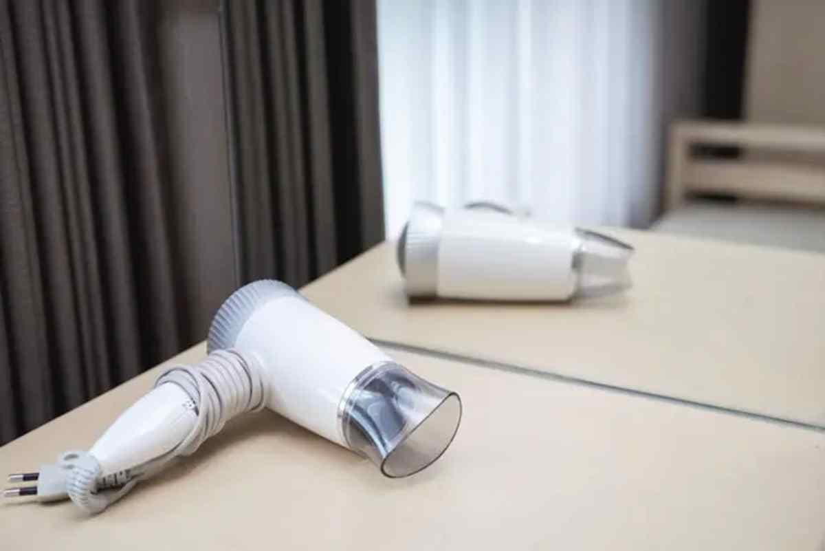 un séchoir Ã  main blanc