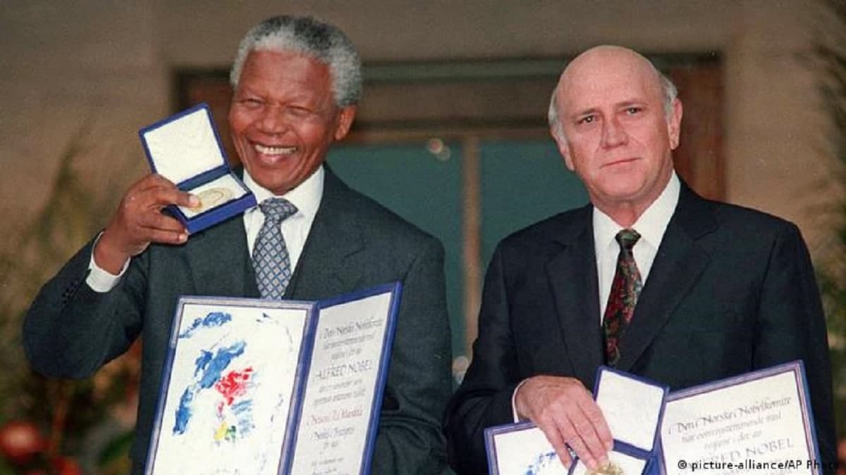 Les anciens présidents sud-africains, Nelson Mandela et Frederik de Klerk lors de la remise du prix Nobel de la paix en 1993