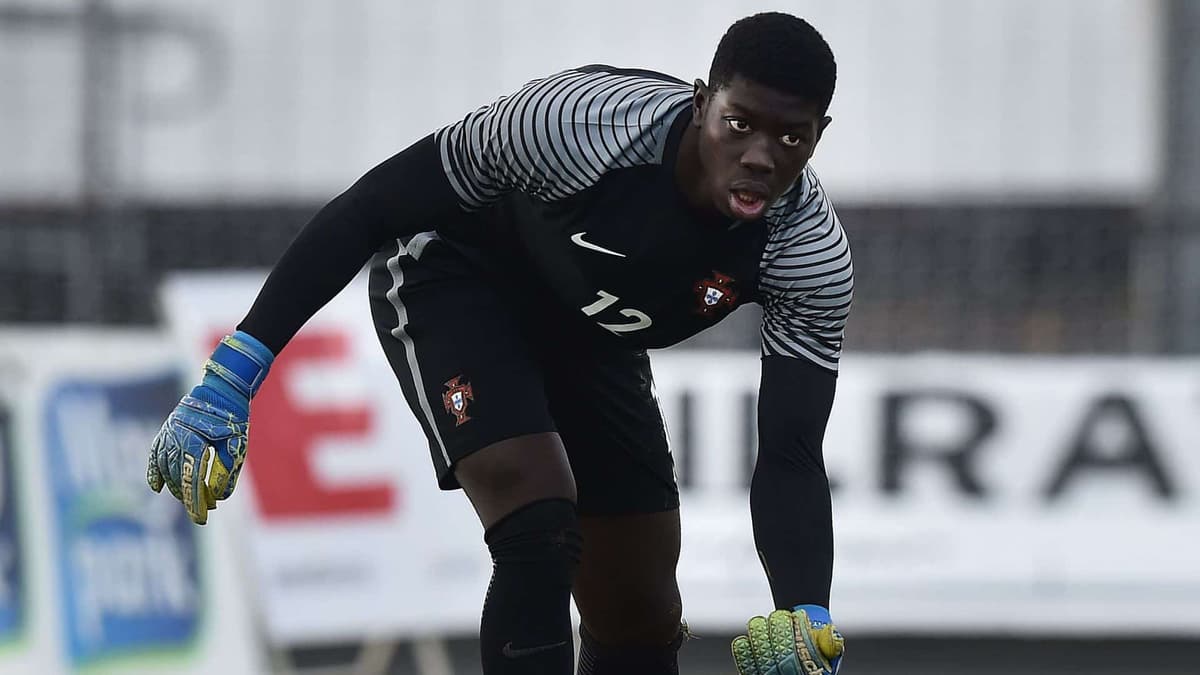 Le gardien de but de Benfica B, Samuel Soares, 20 ans, a fait frémir les fans de football en marquant un but incroyable depuis l'extérieur de sa propre surface de réparation.