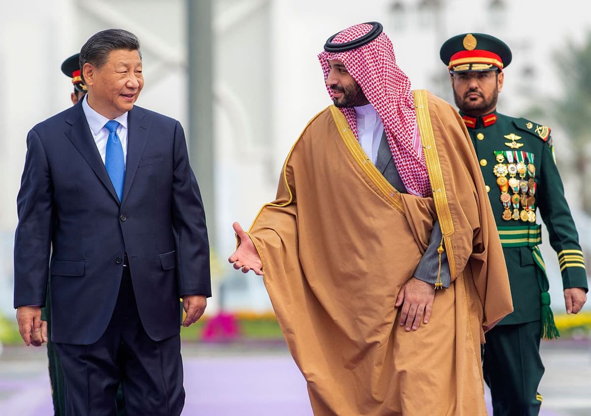 Le prince héritier saoudien Mohammed bin Salman accueillant le président chinois Xi Jinping lors d'une cérémonie dans la capitale Riyad, le 8 décembre 2022. - AFP