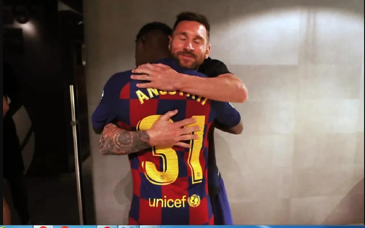 Ansu Fati et Lionel Messi dans le vestiaire du FC Barcelone