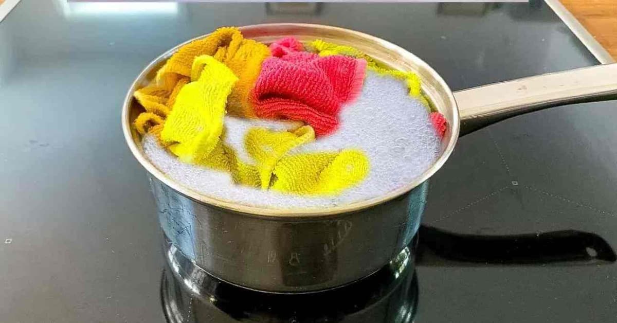 une casserole remplit de torchons de différentes couleurs et de mousse sur le feu.