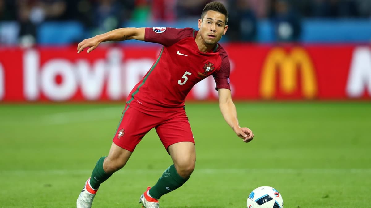 Raphael Guerreiro sous le maillot de Portugal