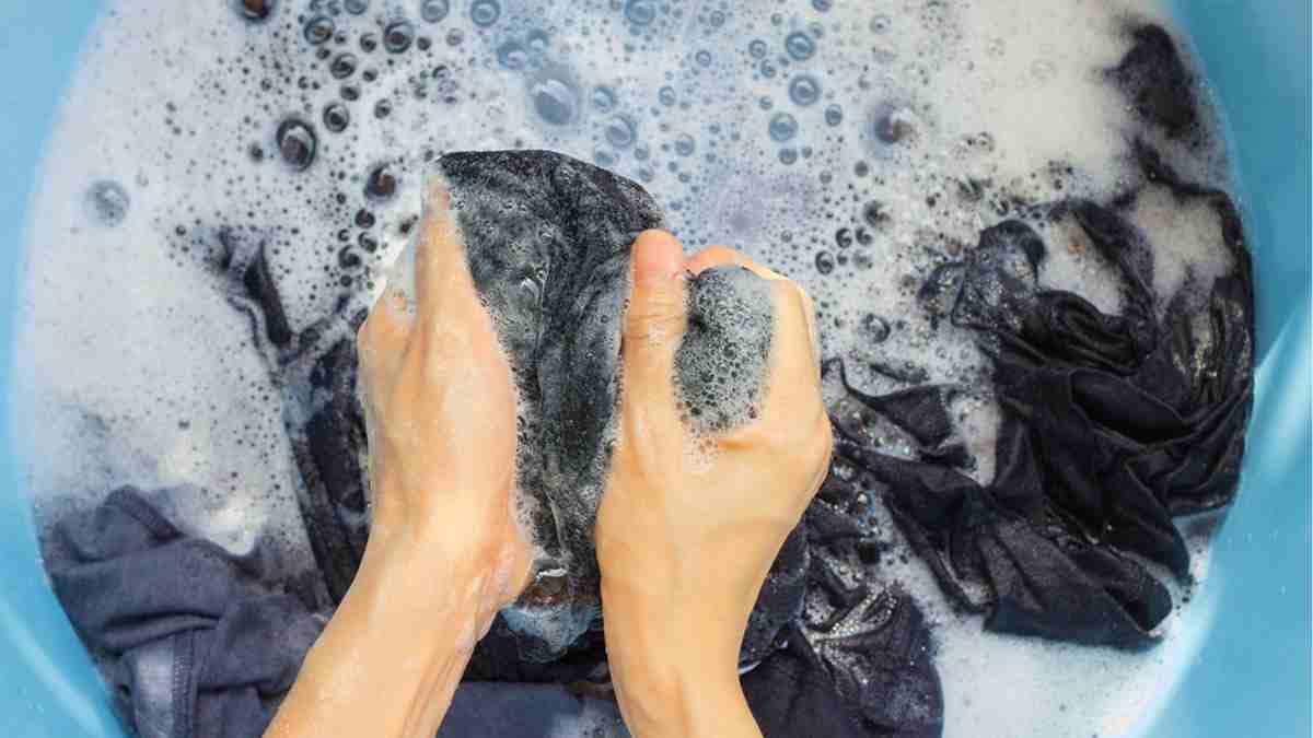 une personne en train de faire la lessive.