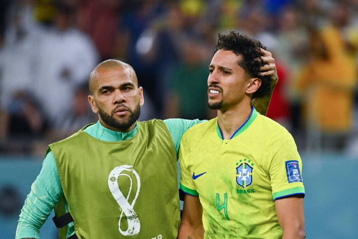 Marquinhos consolé par Dani Alvès après son match contre la Croatie