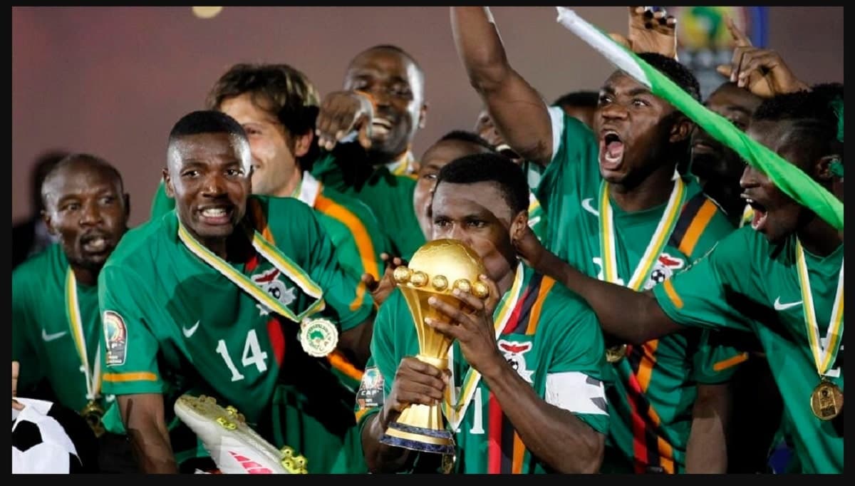 Les Zambiens soulèvent la Coupe durant la CAN 2012.