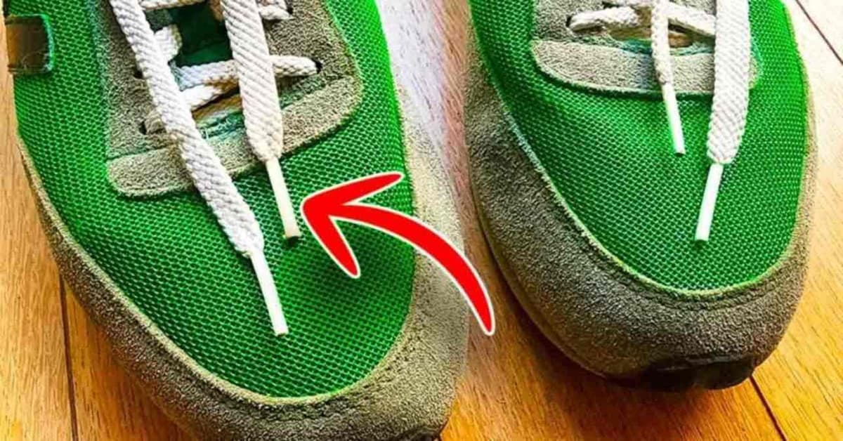 Baskets colorées avec des lacets bien serrés sur un fond neutre.