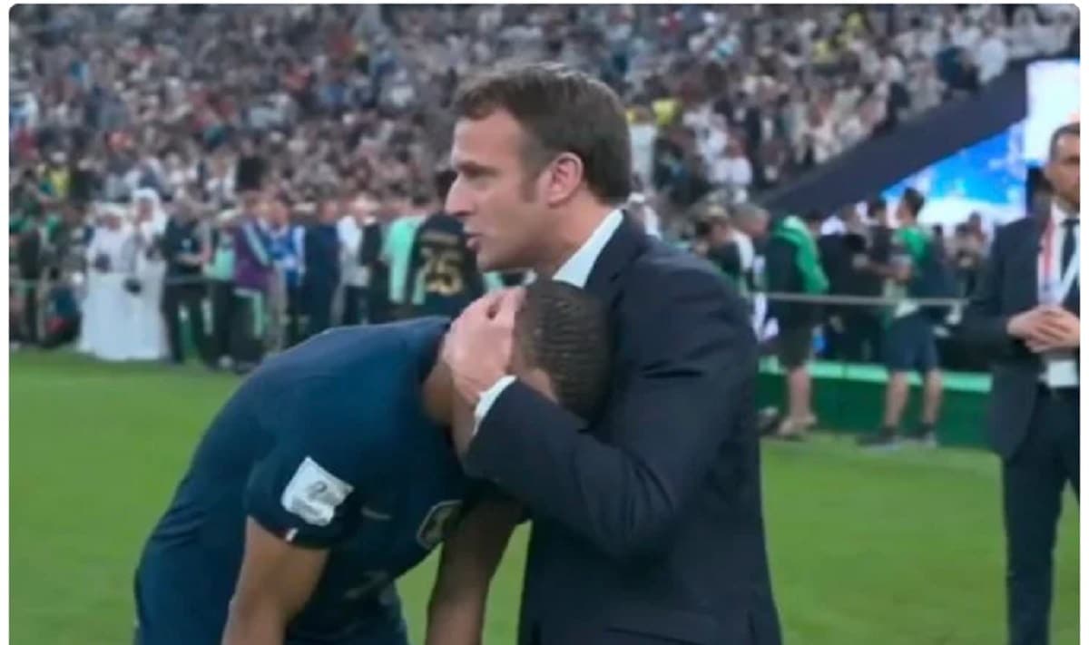 Kylian Mbappé et Emmanuel Macron après la défaite face Ã  l'Argentine