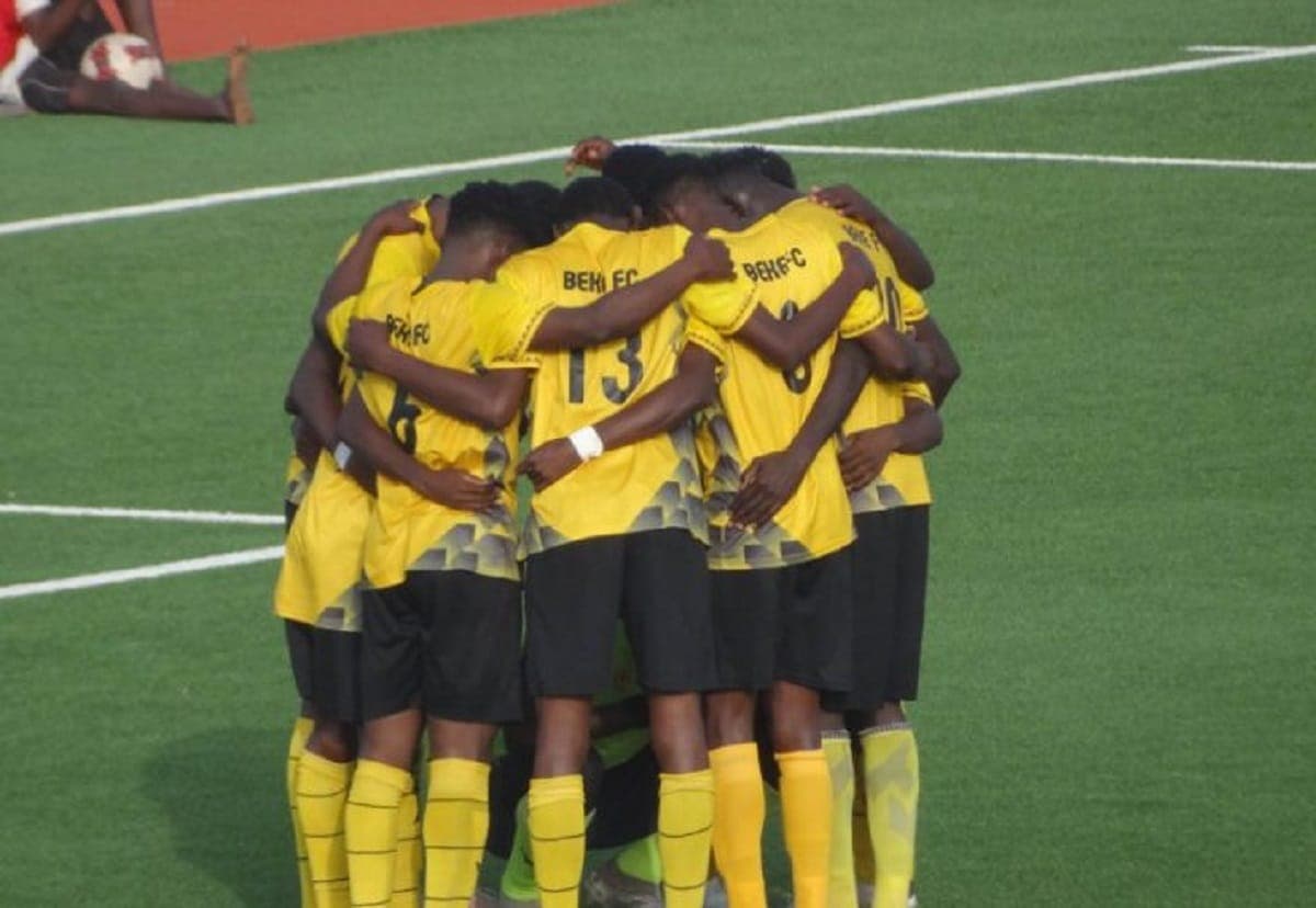 Des joueurs de Béké FC célèbrent leur but