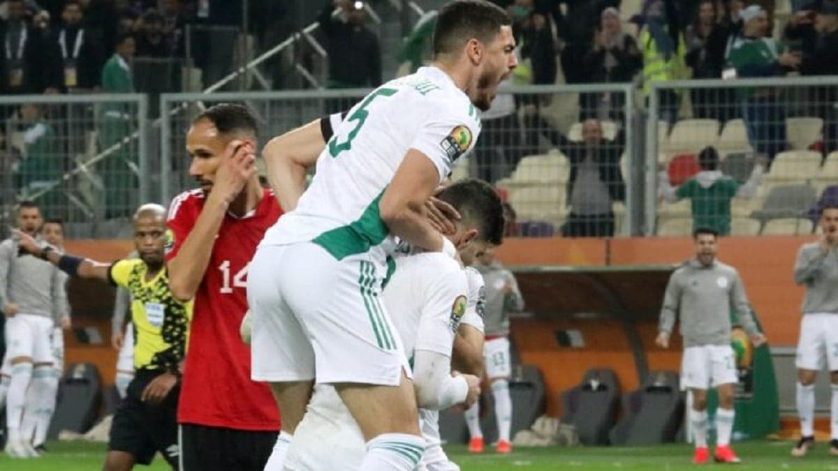 Des joueurs de l'équipe locale de l'Algérie célèbrent leur but