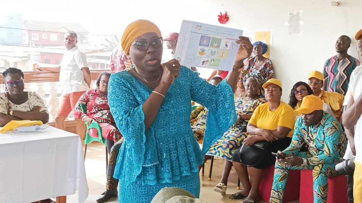 Christelle Sègbèya Houndonougbo en campagne électorale, souriante et engagée.
