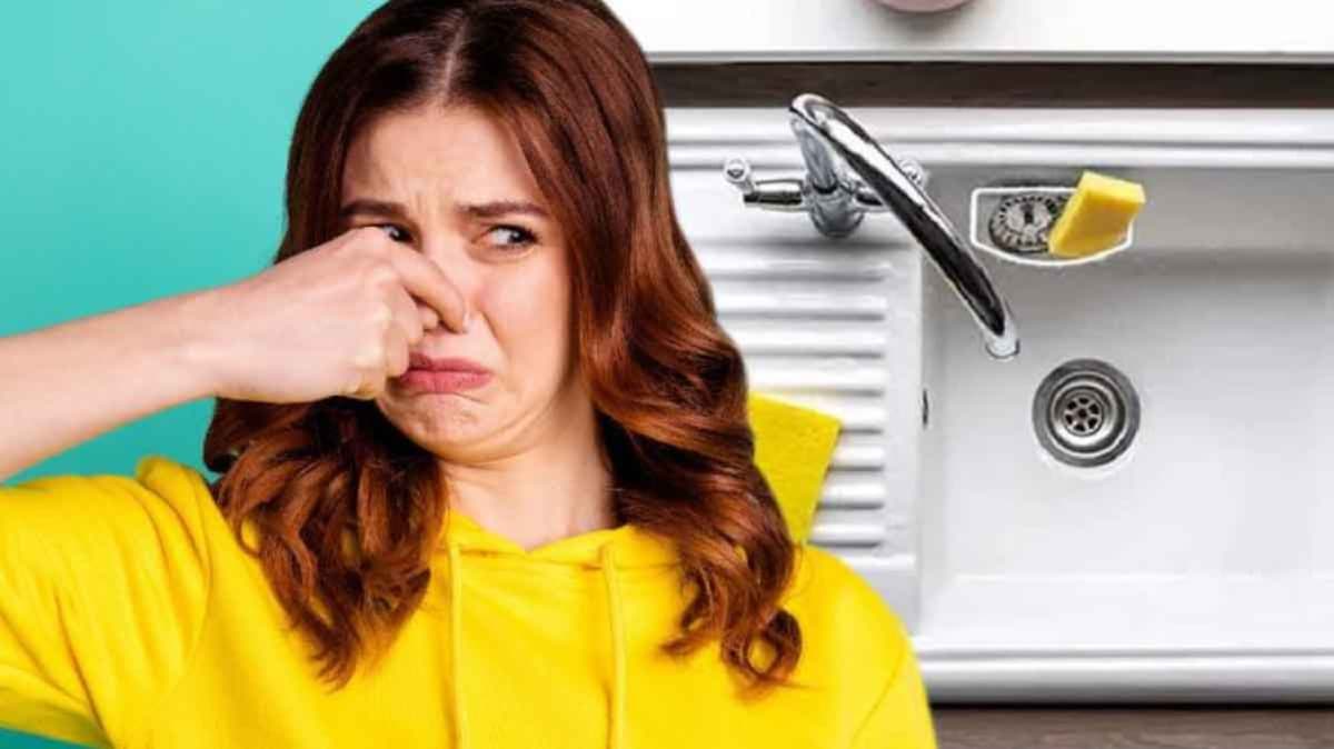 une femme devant un évier se tenant les narines par la main