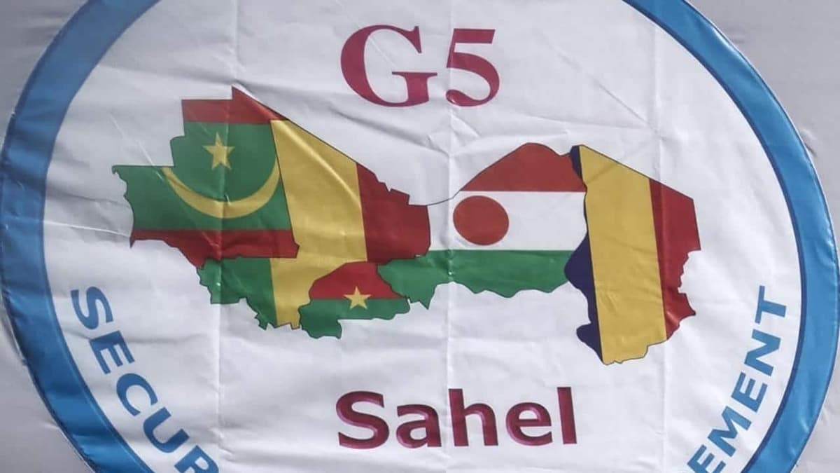 Drapeaux des pays du G5 Sahel avec une carte de la région en arrière-plan.