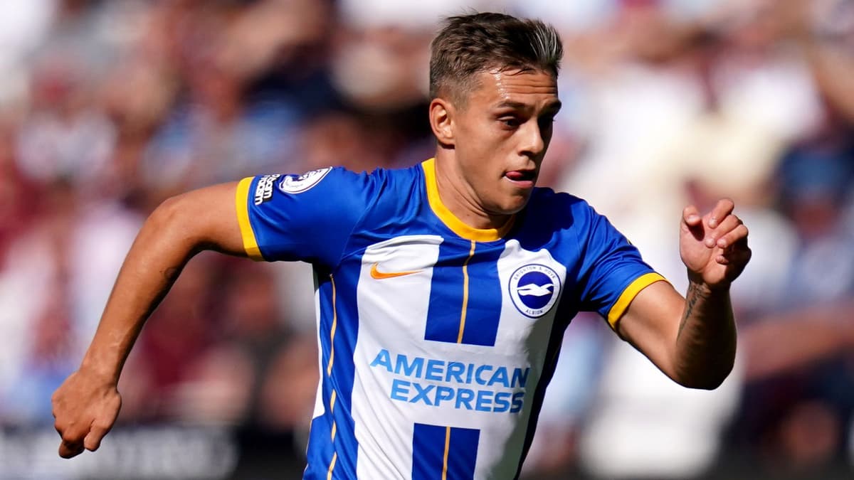 Leandro Trossard avec le maillot de Brighton