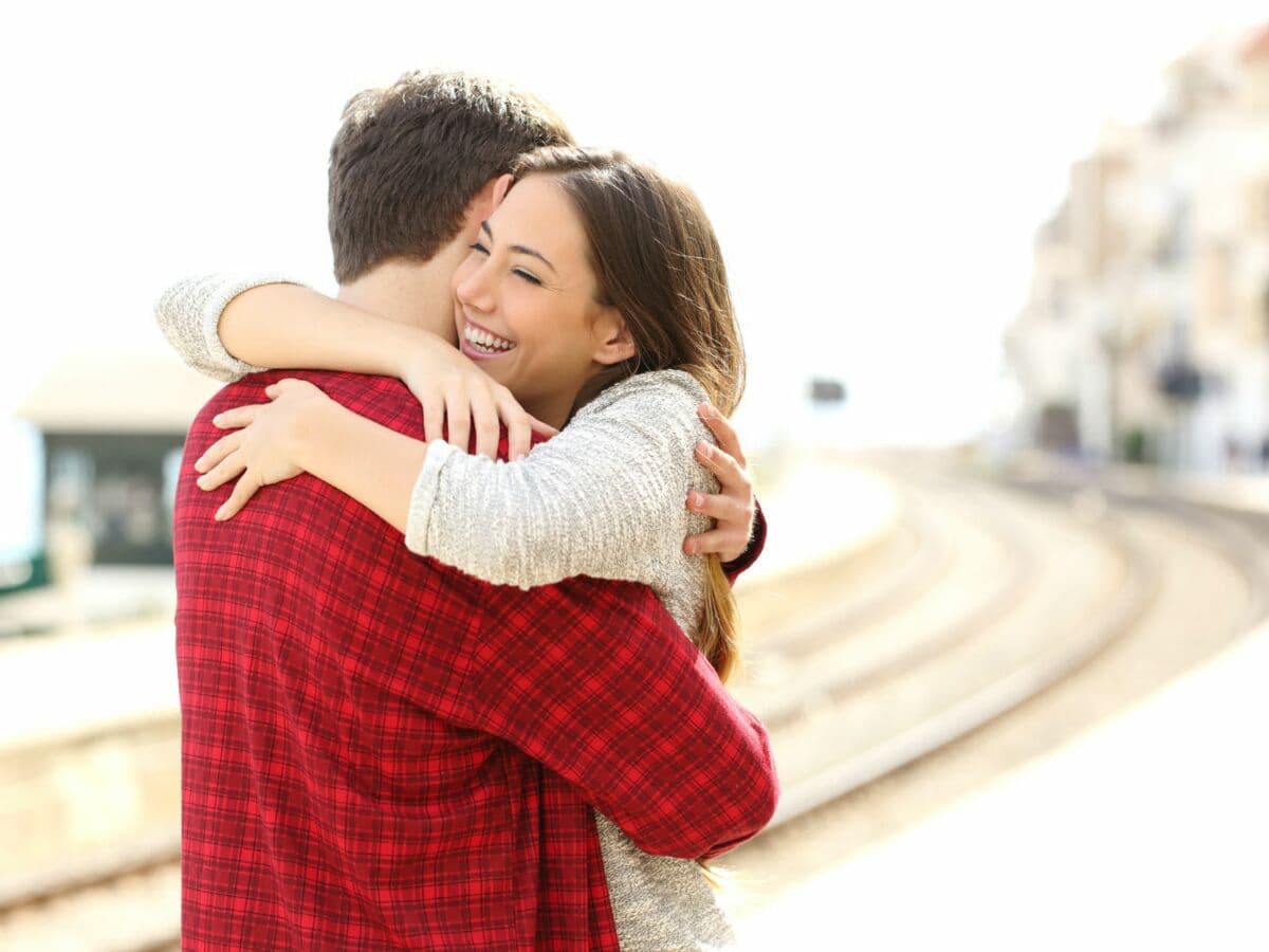un homme et une femme en train de se câliner