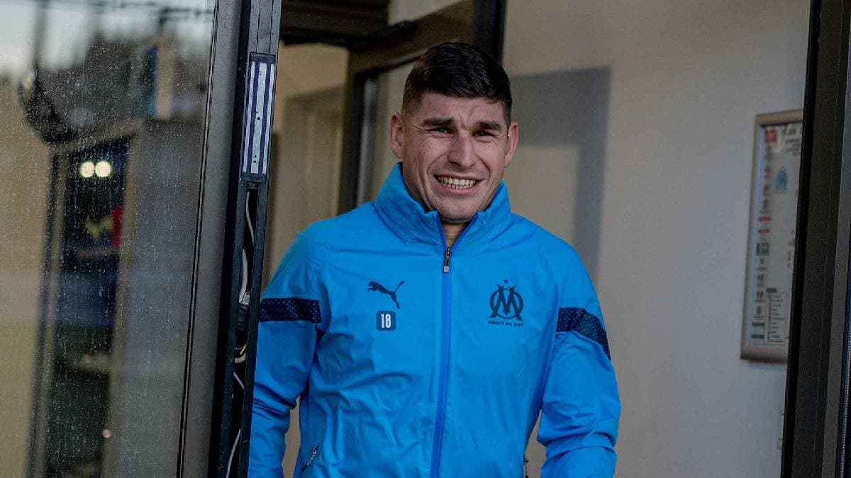 Ruslan Malinovskyi avec le maillot d'entrainement de l'OM