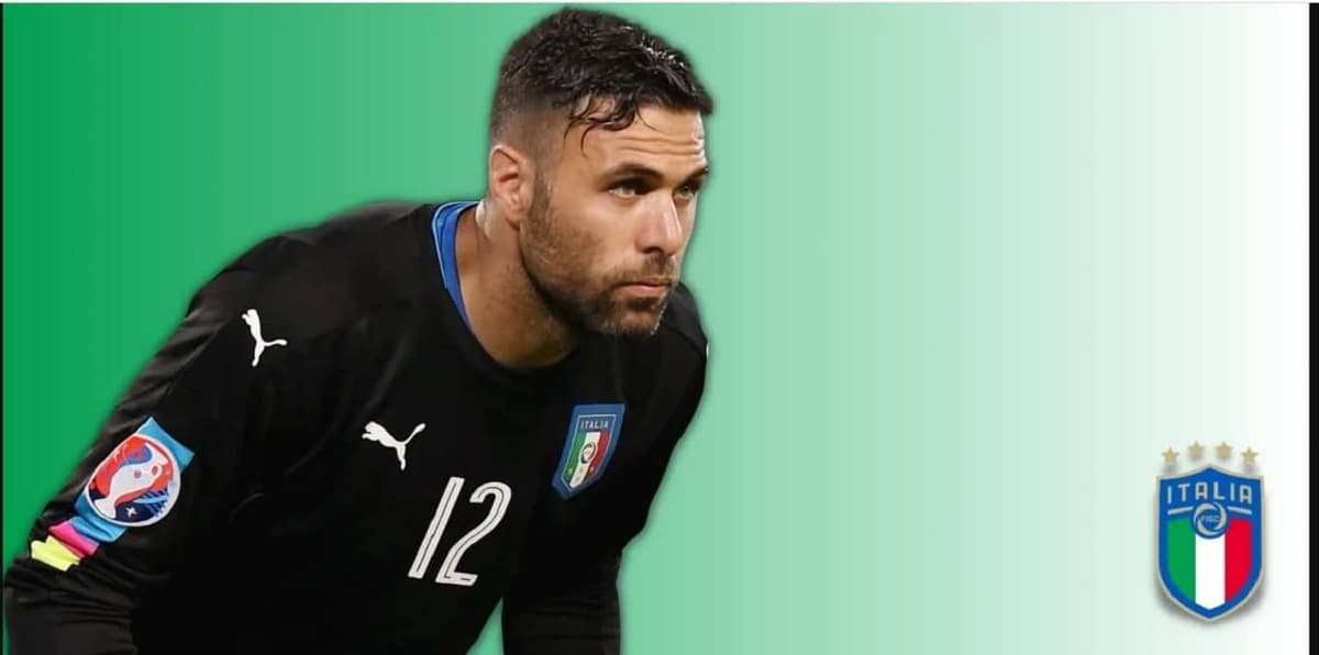 Le gardien de but italien, Salvatore Sirigu, signe Ã  la Fiorentina