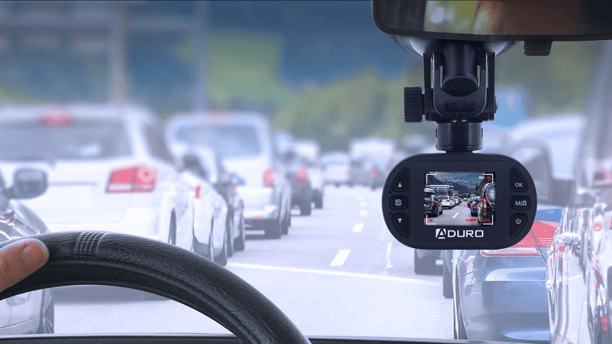 une camera collée Ã  un pare-brise d'une voiture