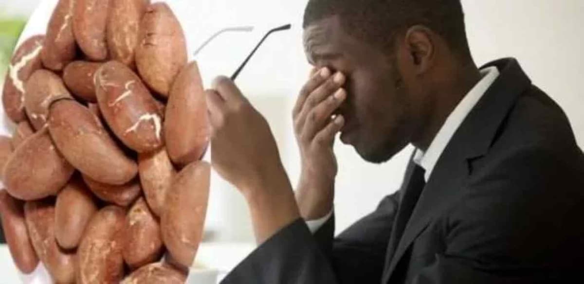 un tas de petit colas avec un homme ayant une paire de verres en mains