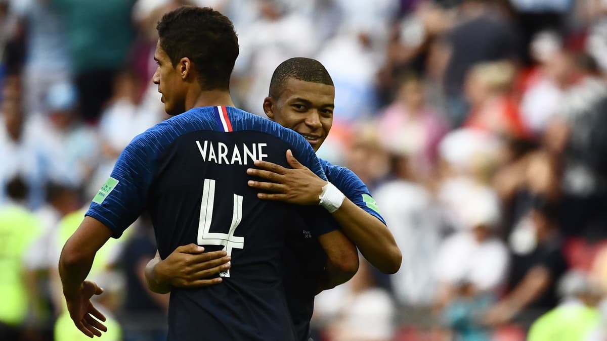 Kylian Mbappé et Raphael Varane en équipe de France