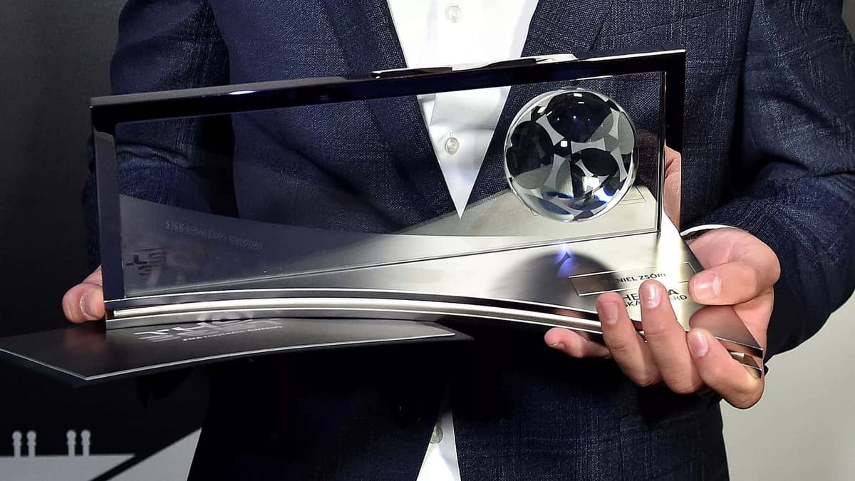 Le trophée du prix Puskas