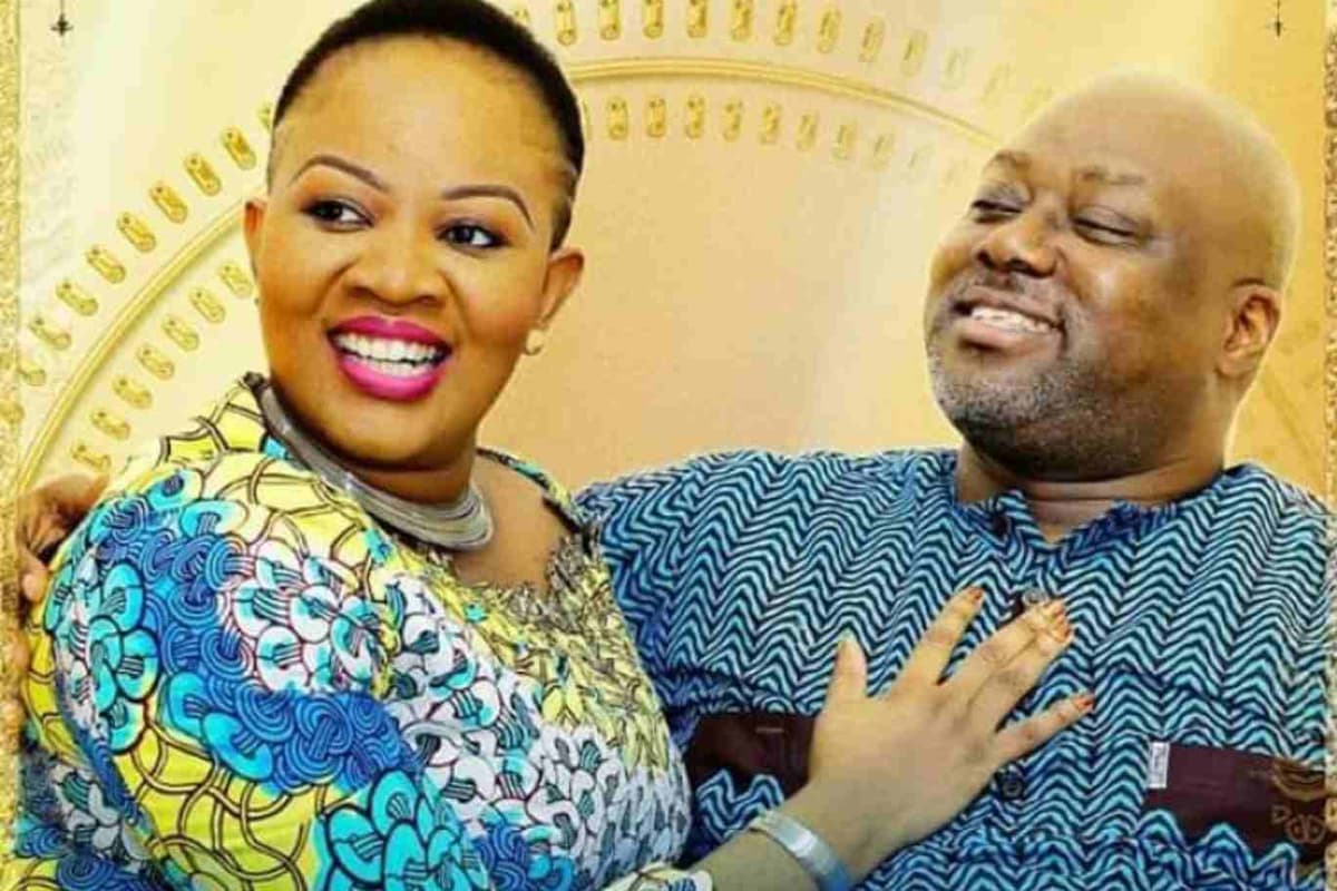 Nahomi Amoussou et Alafé Wakili, visages préoccupés, discutent lors d'un événement public.