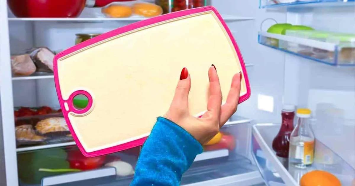Cuisine: placer sa planche à  découper au réfrigérateur aide à  résoudre ce problème courant