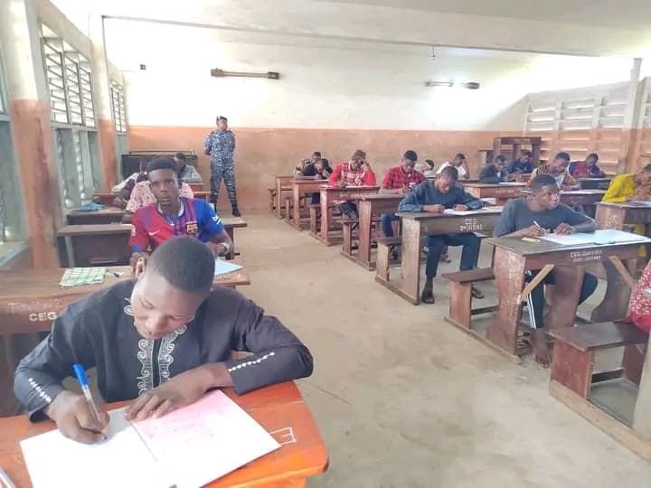 Candidats au concours de police au Bénin, concentrés sur leurs épreuves écrites.