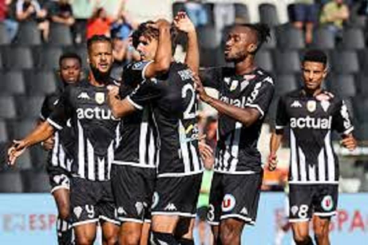 Des joueurs d'Angers SCO célèbrent leur but