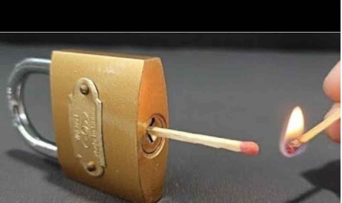 un cadenas avec deux tiges d'allumettes, dont une allumée