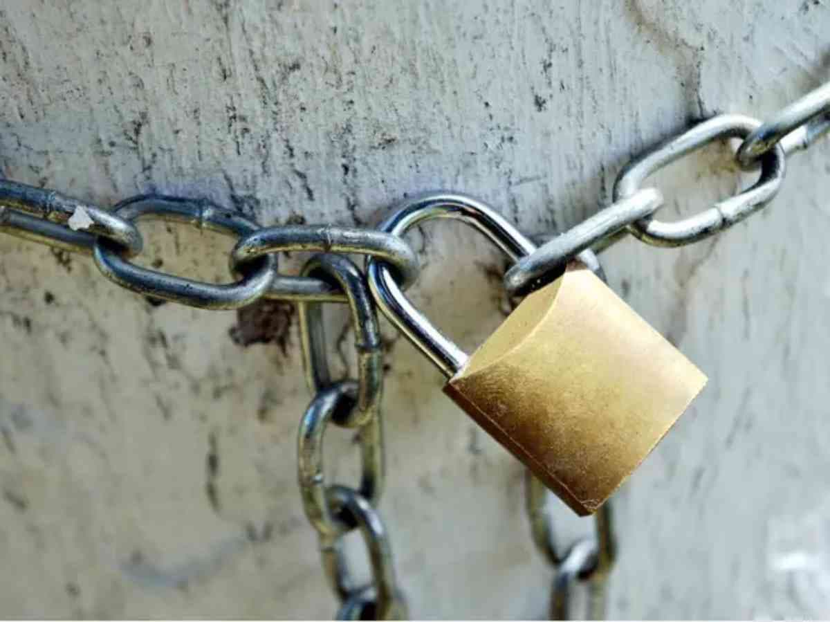 Avez-vous perdu la clé de votre cadenas? Voici comment l’ouvrir avec une pile