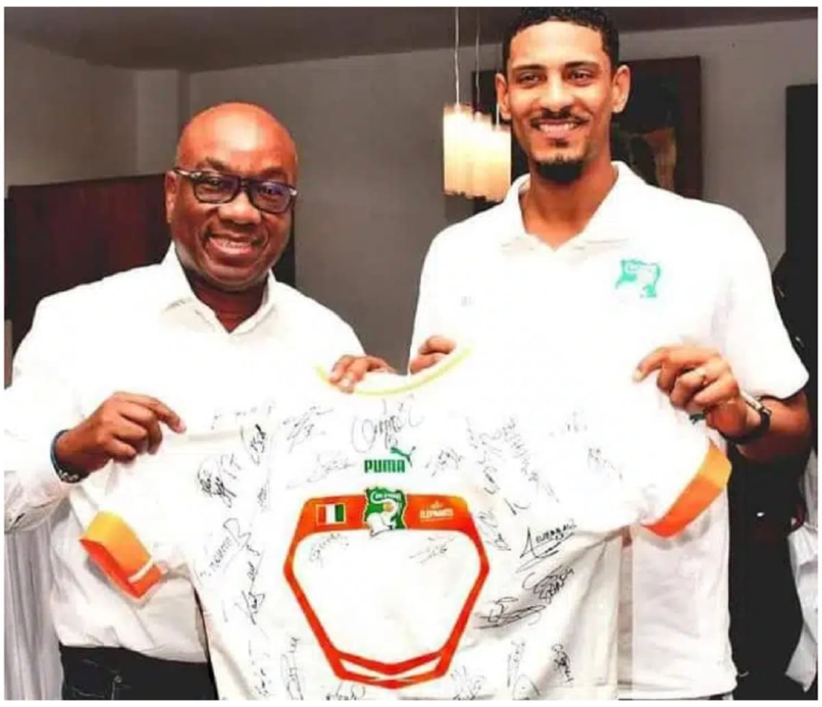 Sébastien Haller et le président de la FIF, Idriss Diallo