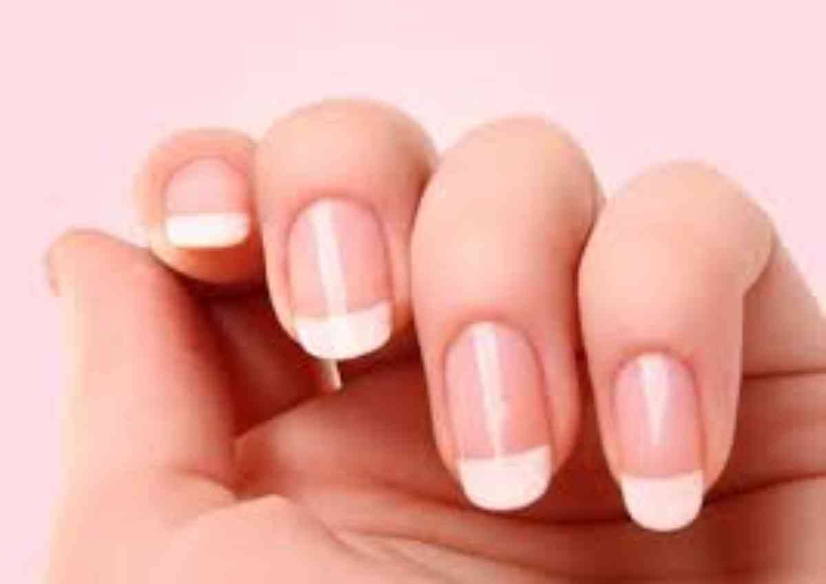 une main douce avec des ongles naturellement blanc