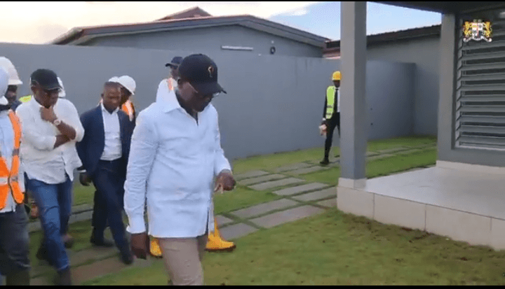 Patrice Talon lors de sa visite à Allada, échangeant avec des habitants.