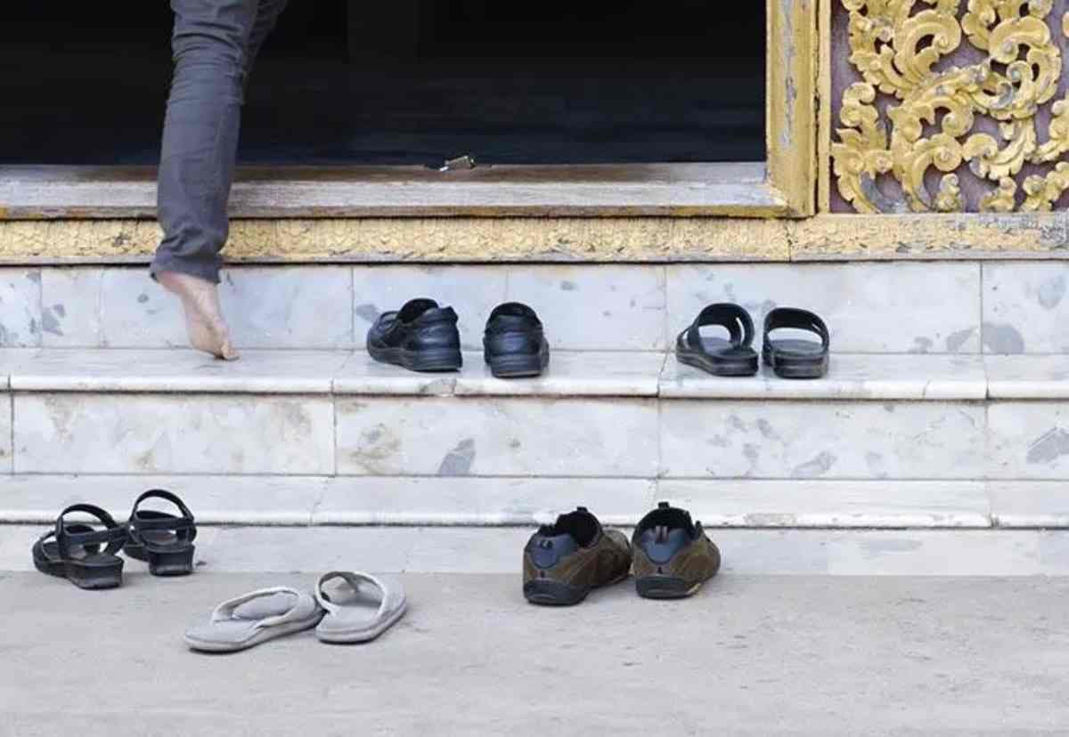 Des paires de chaussures Ã  l'entrée d'une chambre