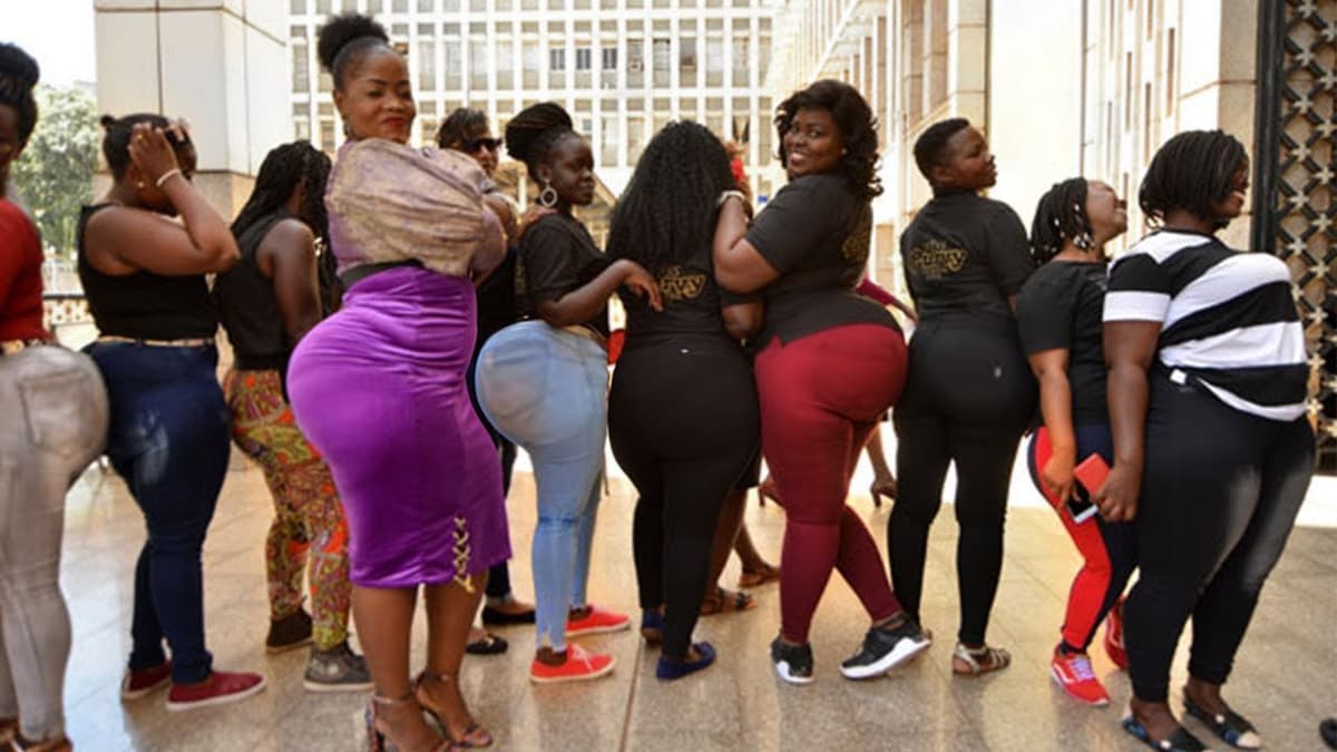 Un groupe de femmes rondes et pulpeuse en pantalon et tee-shirt