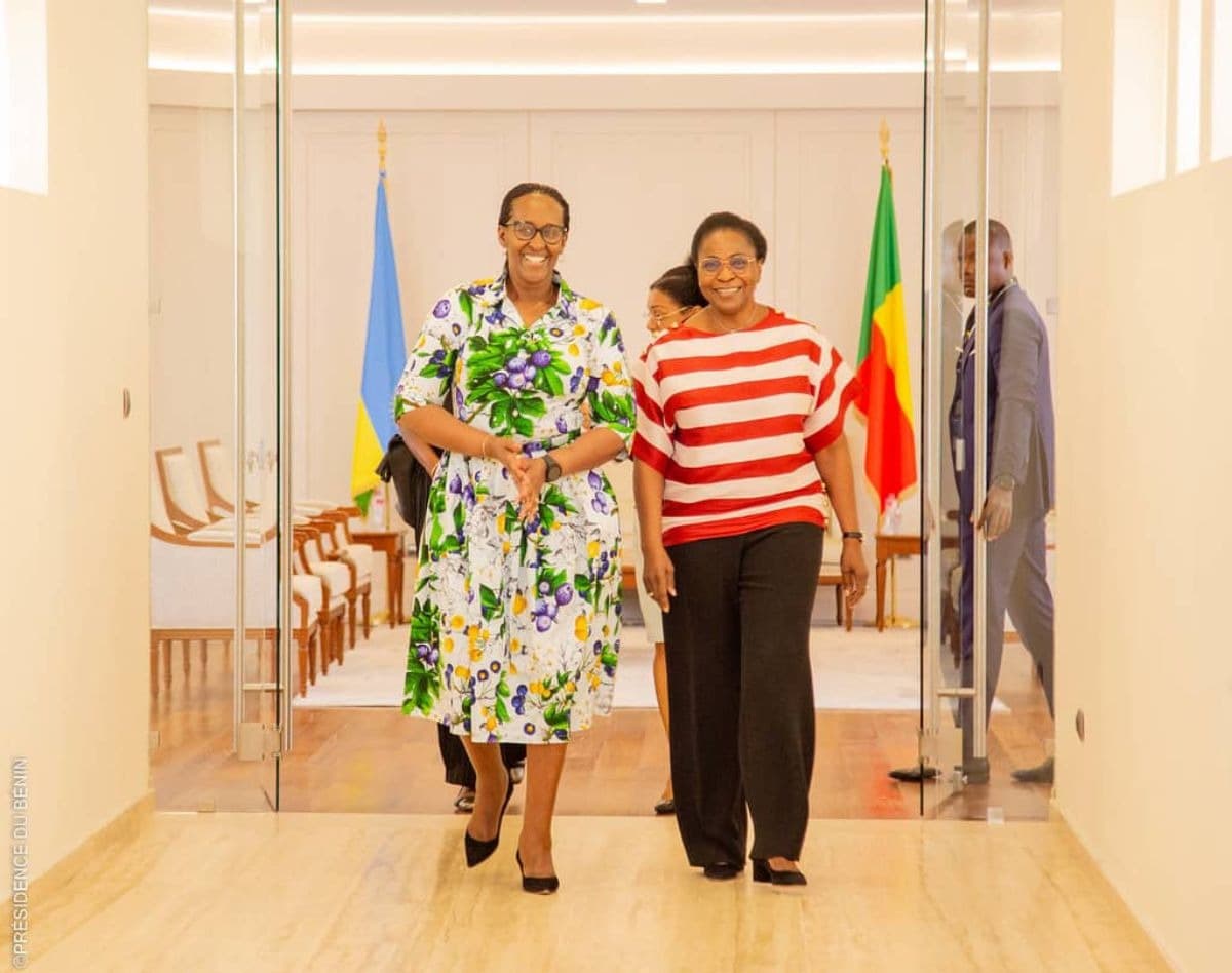 Jeannette Kagame à Cotonou, attendant son époux, lors d'un événement diplomatique.